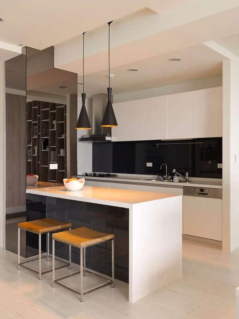 22. Decoração de cozinha preto e branco moderna com com ilha – Foto: Home Fashion Trend