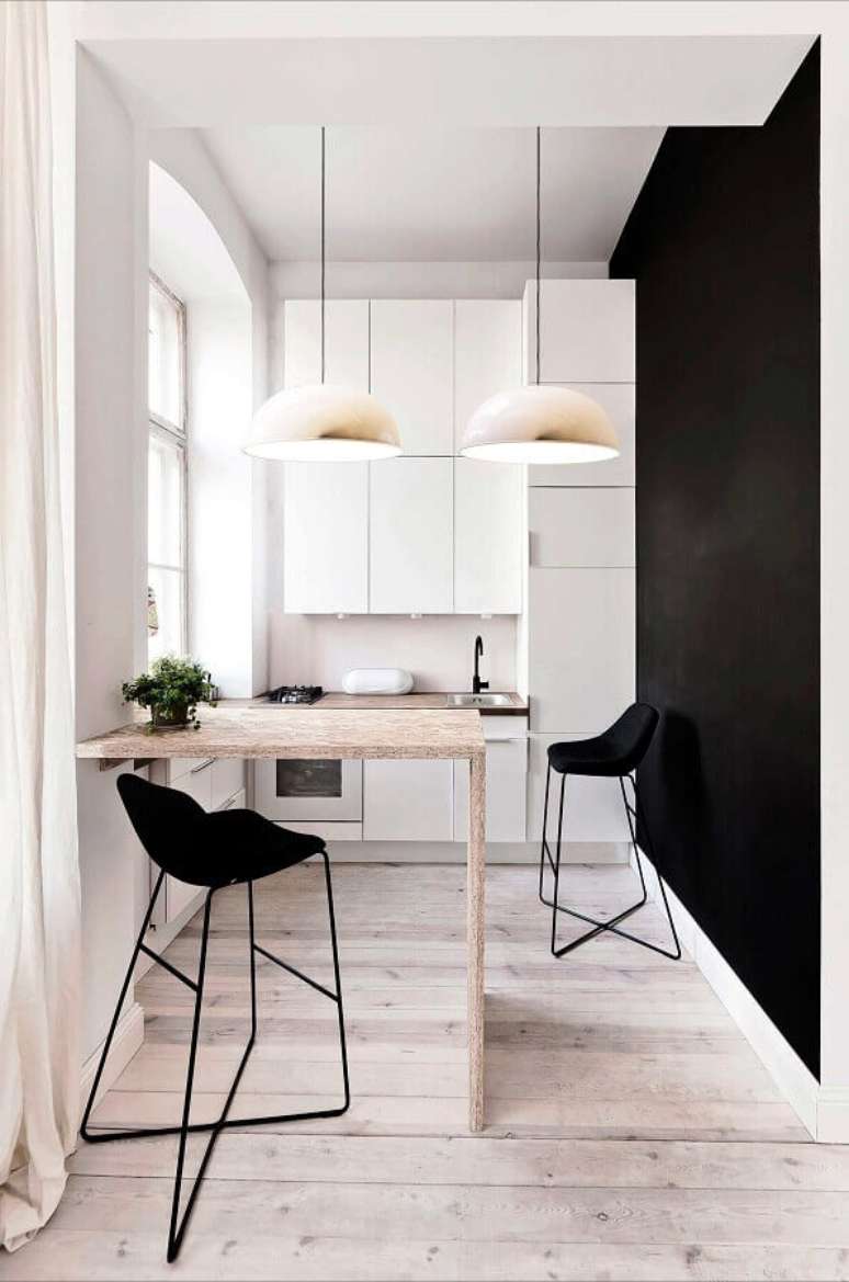 23. Bancada de madeira para decoração de cozinha preto e branco minimalista – Foto: Decor Puzzle