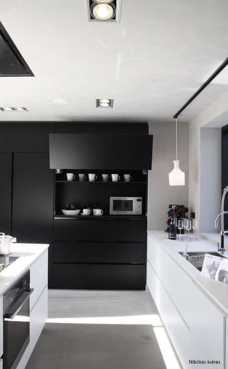 24. Decoração preto e branco moderna para cozinha planejada com armários foscos – Foto: Näköisia Kulmia