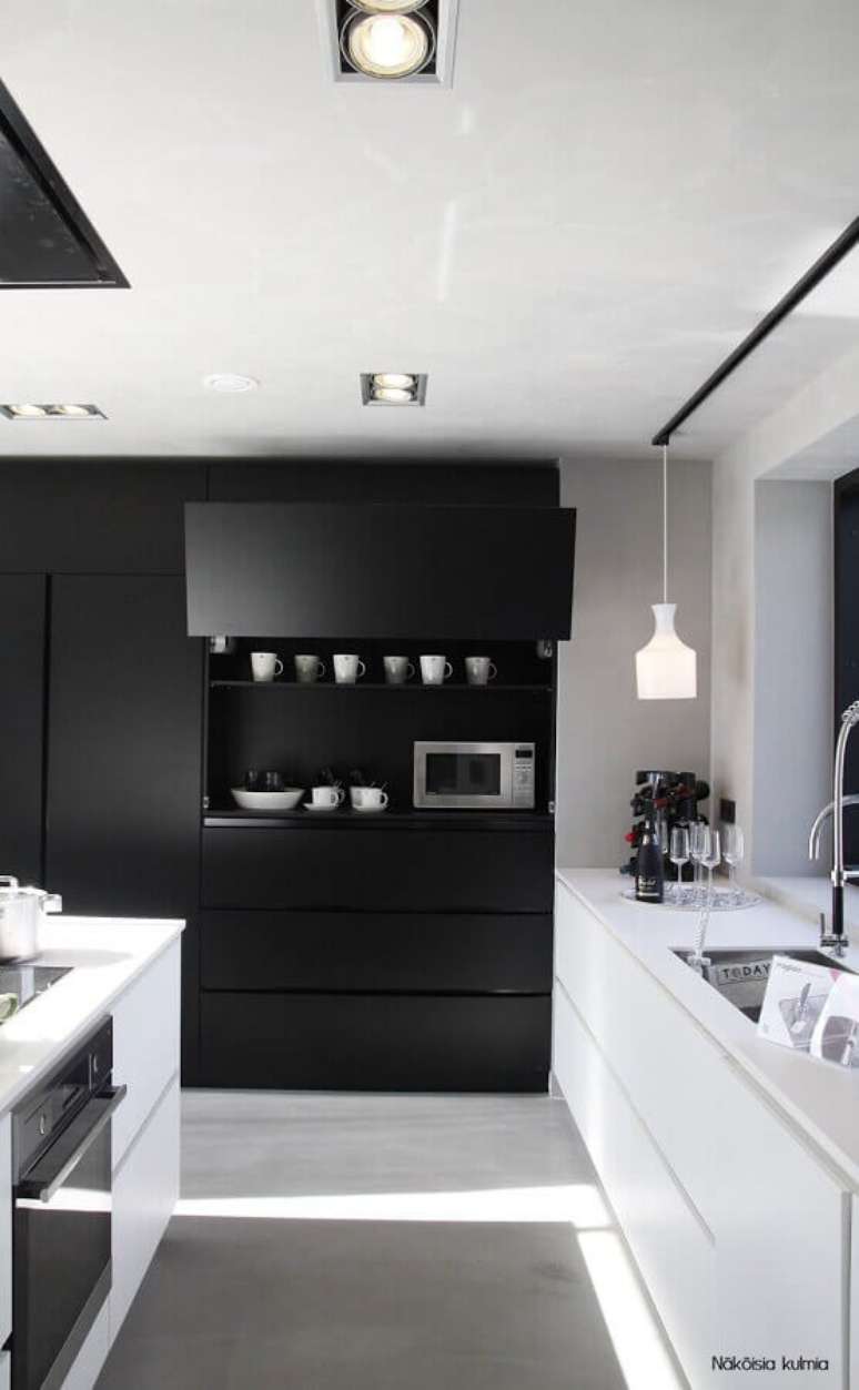 24. Decora&ccedil;&atilde;o preto e branco moderna para cozinha planejada com arm&aacute;rios foscos &ndash; Foto: N&auml;k&ouml;isia Kulmia