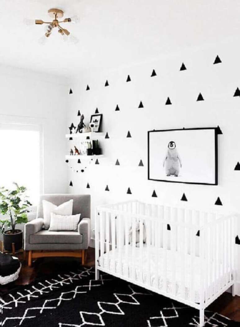 27. Decora&ccedil;&atilde;o de quarto de beb&ecirc; preto e branco moderno com quadro de pinguim &ndash; Foto: Pinterest