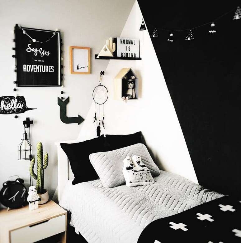 28. Decoração de quarto de solteiro preto e branco – Foto: Pinterest