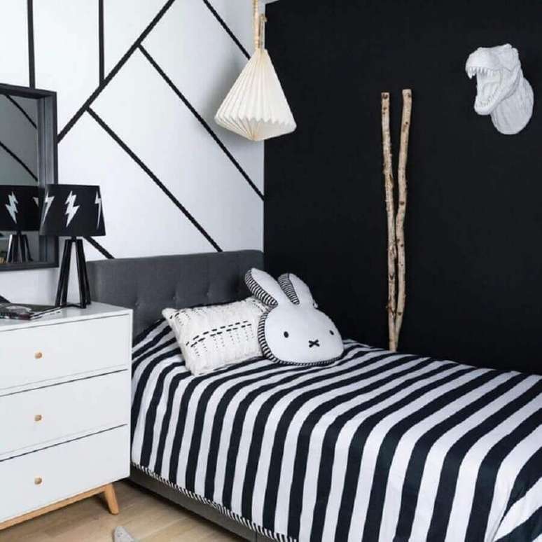 29. Decoração de quarto preto e branco com cabeceira estofada – Foto: Pinterest