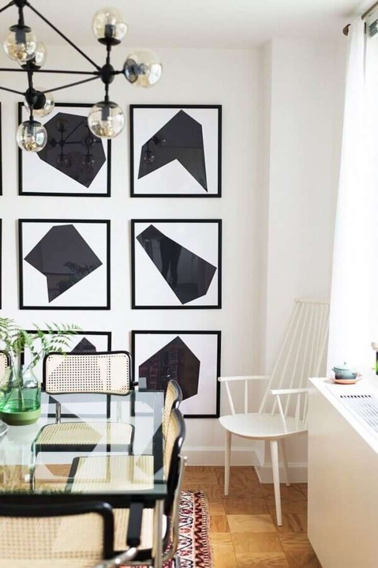 4. Quadros decorativos preto e branco para sala de jantar com mesa de vidro – Foto: Behance
