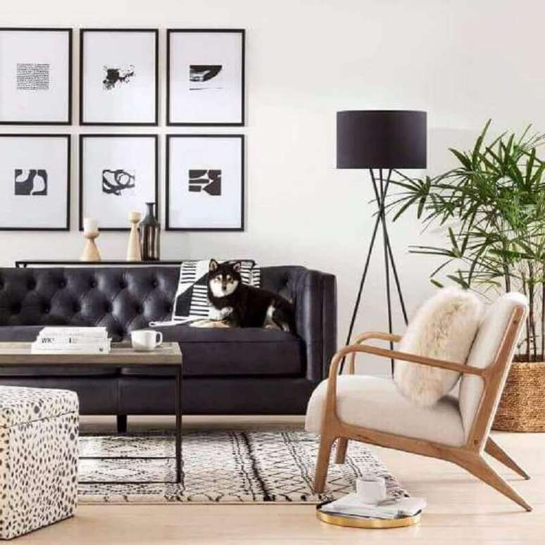 2. Decoração de sala preto e branco com poltrona de madeira e abajur de chão – Foto: Target