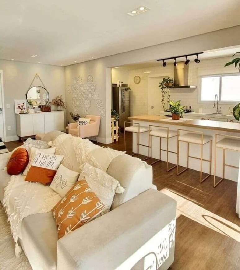 34. Decora&ccedil;&atilde;o em cores neutras com banquetas modernas para cozinha com ilha e sala integrada &ndash; Foto: Pinterest