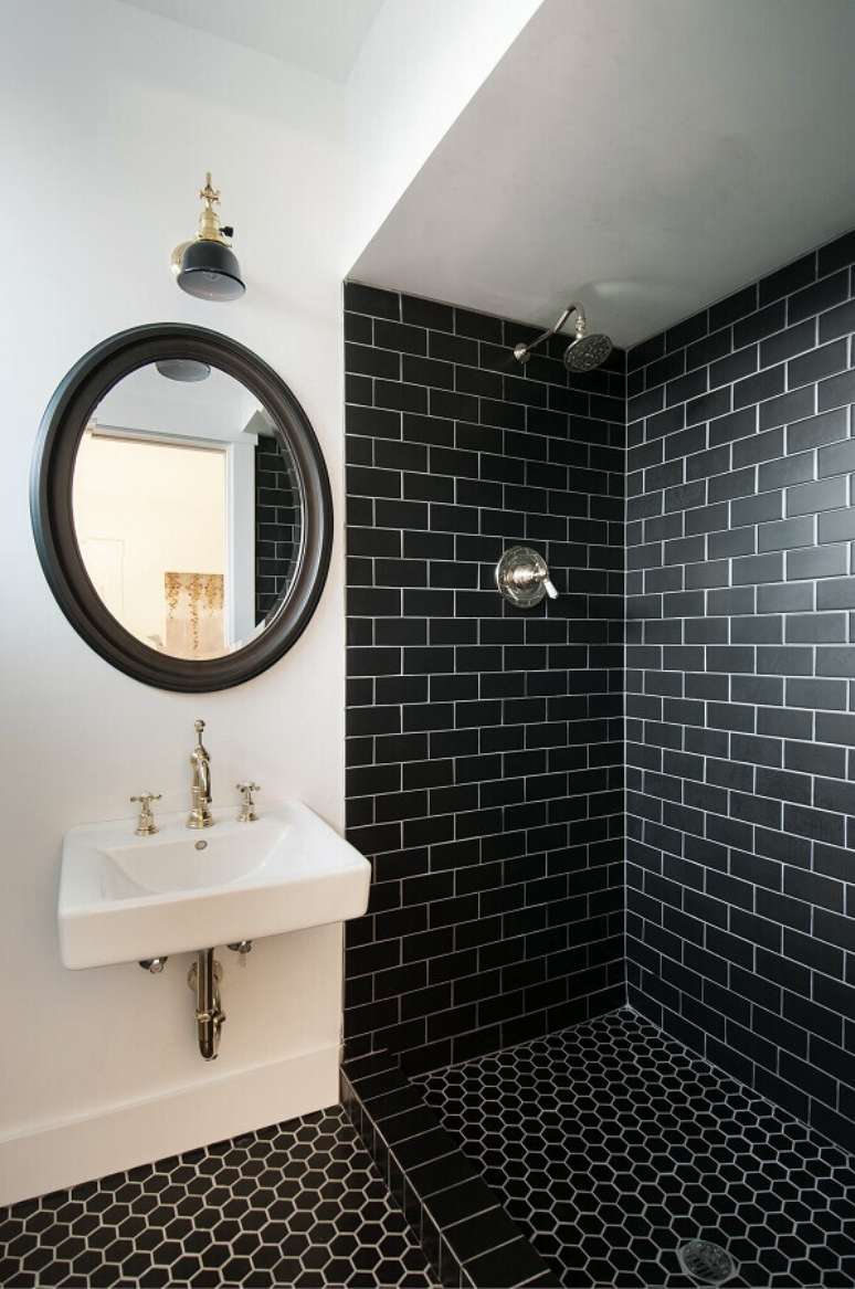 33. Decoração de banheiro preto e branco simples com espelho redondo – Foto: Pinterest