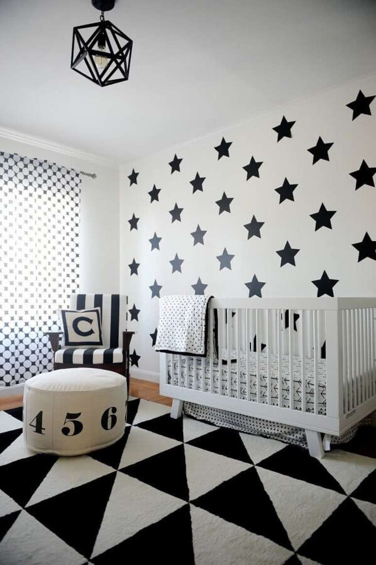 6. Decora&ccedil;&atilde;o em preto e branco para quarto de beb&ecirc; com papel de parede de estrelas &ndash; Foto: Pinterest
