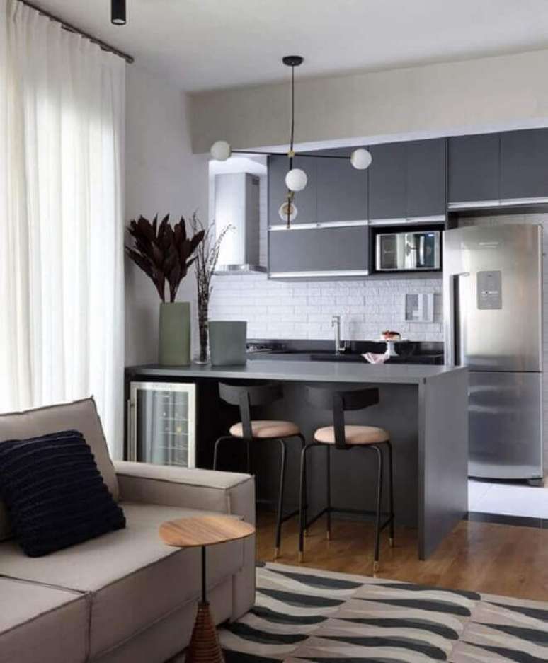 36. Lustre pendente moderno para bancada de cozinha e sala integrada – Foto: Jeito de Casa