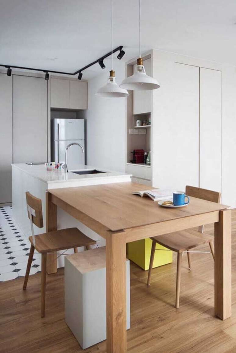 37. Decoração minimalista com mesa de madeira integrada a bancada de cozinha com ilha e sala integrada – Foto: Pinterest