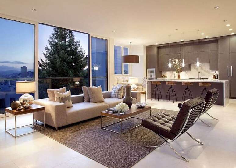 3. Decoração moderna e sofisticada para sala de estar e cozinha integrada amplas – Foto: Decostore