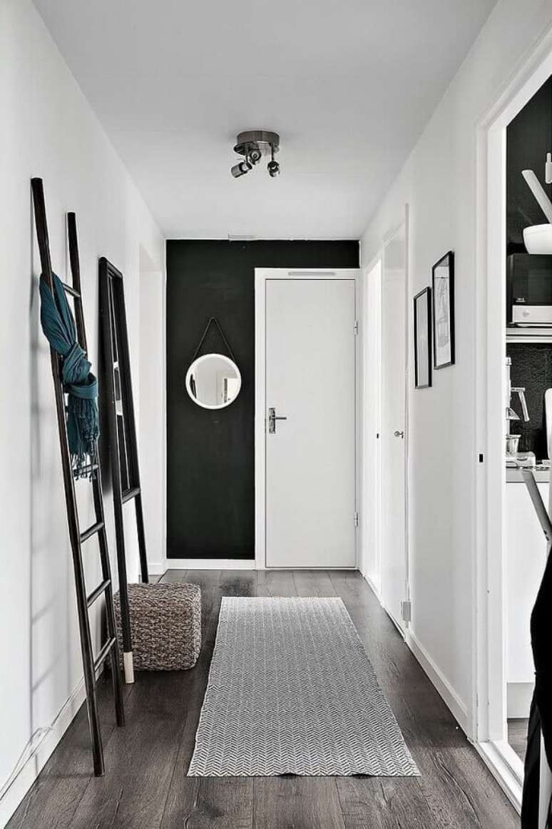 40. Decora&ccedil;&atilde;o preto e branco para corredor &ndash; Foto: Planete-deco