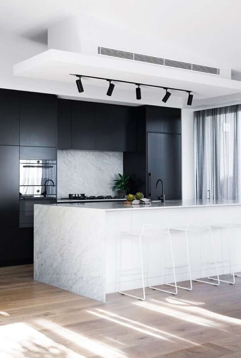 41. Ilha de mármore para decoração preto e branco em cozinha moderna – Foto: Behance