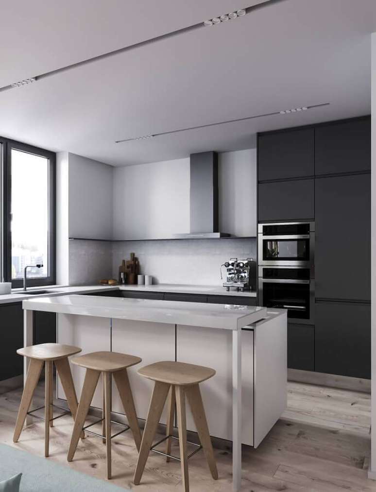 42. Banquetas de madeira para decoração de cozinha preto e branco moderna com ilha – Foto: Behance