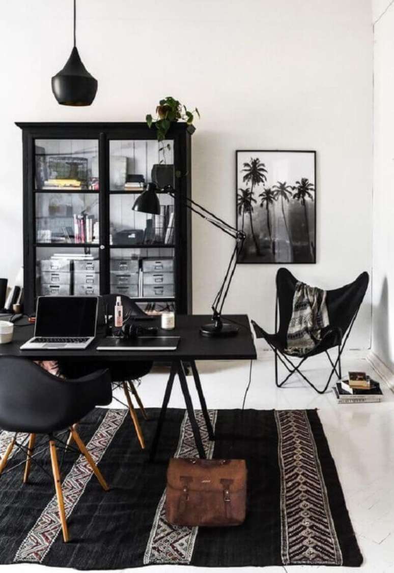 44. Cristaleira antiga para escrit&oacute;rio com decora&ccedil;&atilde;o preto e branco &ndash; Foto: Jeito de Casa