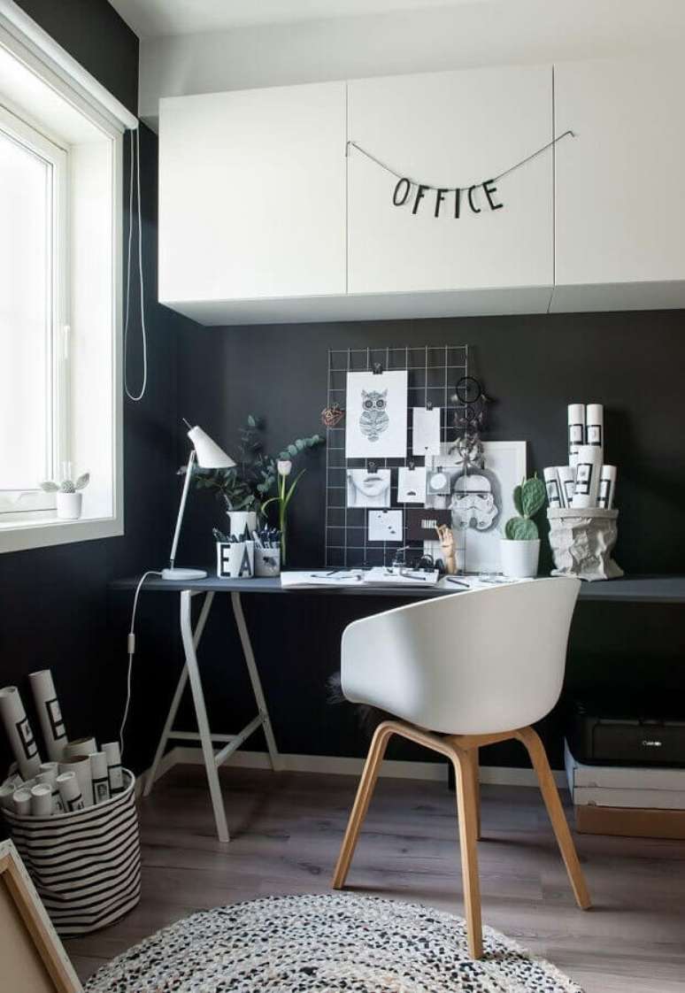 45. Decoração preto e branco para home office – Foto: Lolafá