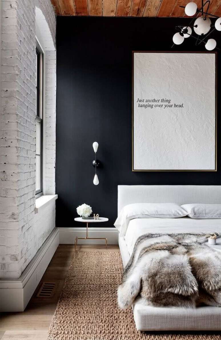 47. Quadro grande para decoração de quarto preto e branco moderno com parede tijolinho – Foto: Apartment Therapy