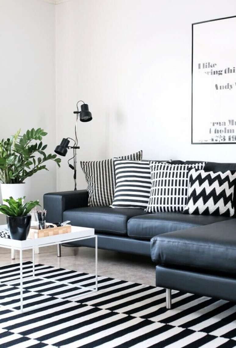 49. Almofadas e tapete listrado para decoração de sala preto e branco com sofá de couro – Foto: Home Fashion Trend