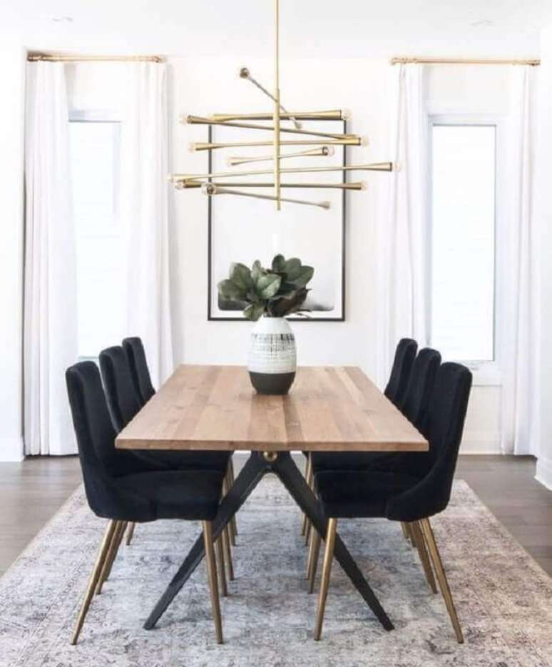 50. Decoração preto e branco para sala de jantar com lustre pendente moderno e mesa de madeira – Foto: Print Hang Love