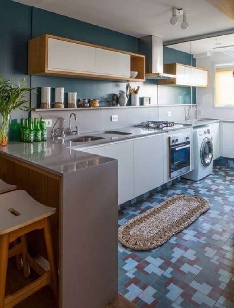 43. Decora&ccedil;&atilde;o simples para cozinha e &aacute;rea de servi&ccedil;o pequena. Fonte: Pinterest