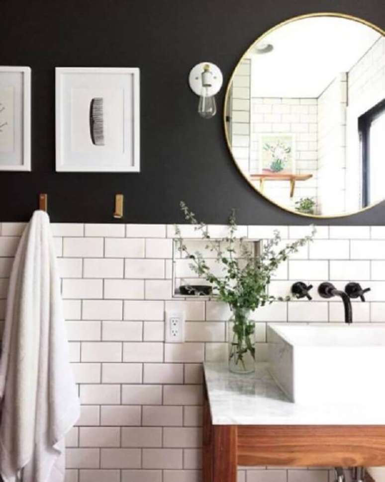 52. Espelho redondo para decoração de banheiro preto e branco retrô – Foto: Pinterest