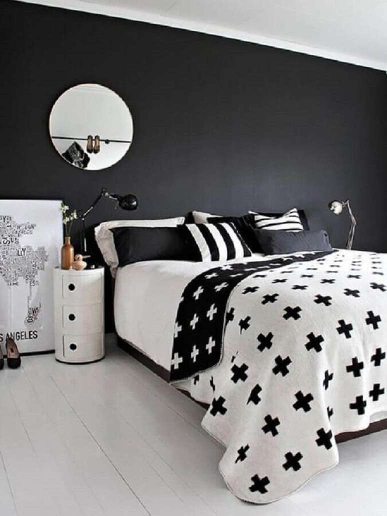 53. Espelho redondo para decoração de quarto preto e branco minimalista – Foto: Jeito de Casa