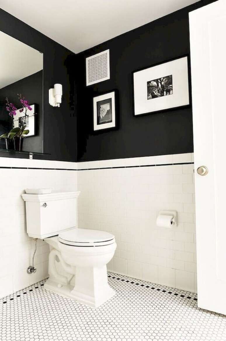 54. Decoração preto e branco para banheiro simples com espelho sem moldura – Foto: Pinterest