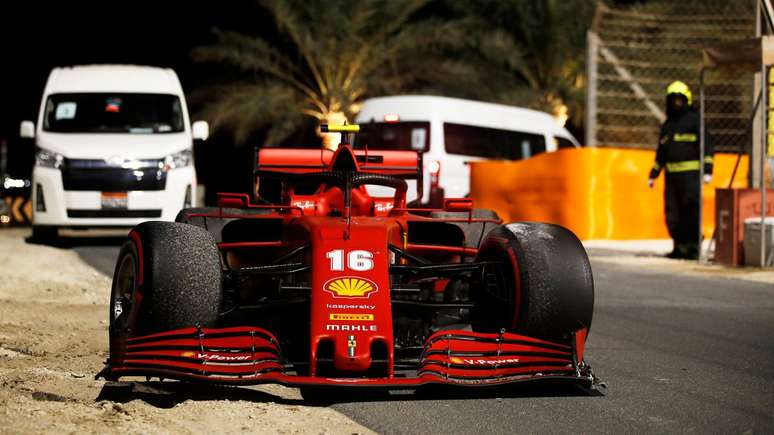 Ferrari abandonada logo na primeira volta: vítima da afobação de Charles Leclerc.