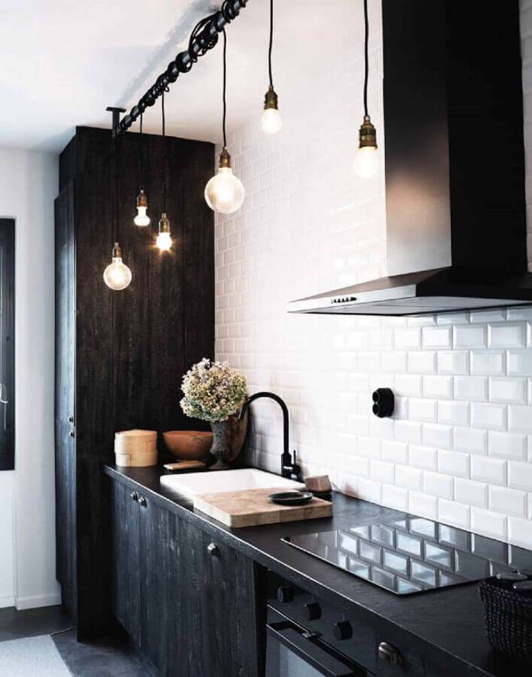 55. Luminária minimalista para decoração de cozinha preto e branco – Foto: Emily Henderson