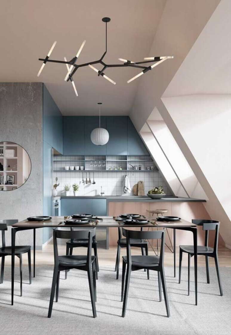 4. Lustre moderno para decoração de cozinha e sala de jantar integradas com cadeiras pretas e armários azuis – Foto: Behance