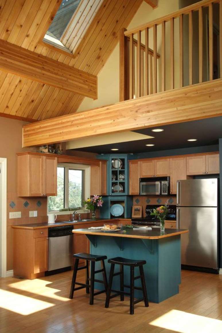 11. Mezanino de madeira acima da cozinha – Via: Lin Woods Homes