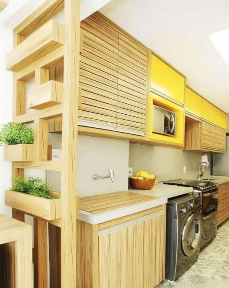 34. Modelo de cozinha com área de serviço simples aberta planejada com armários de madeira. Fonte: Simplichique