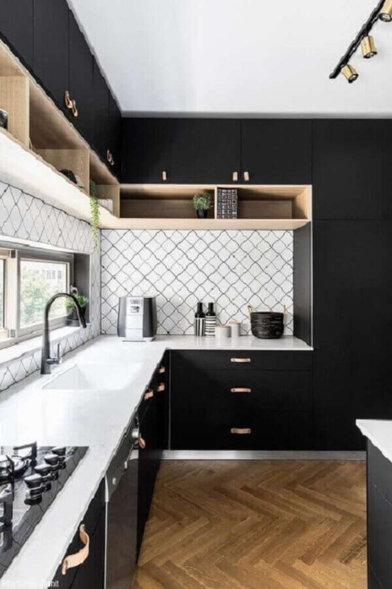 57. Nichos de madeira para decoração de cozinha preto e branco planejada – Foto: Home Fashion Trend