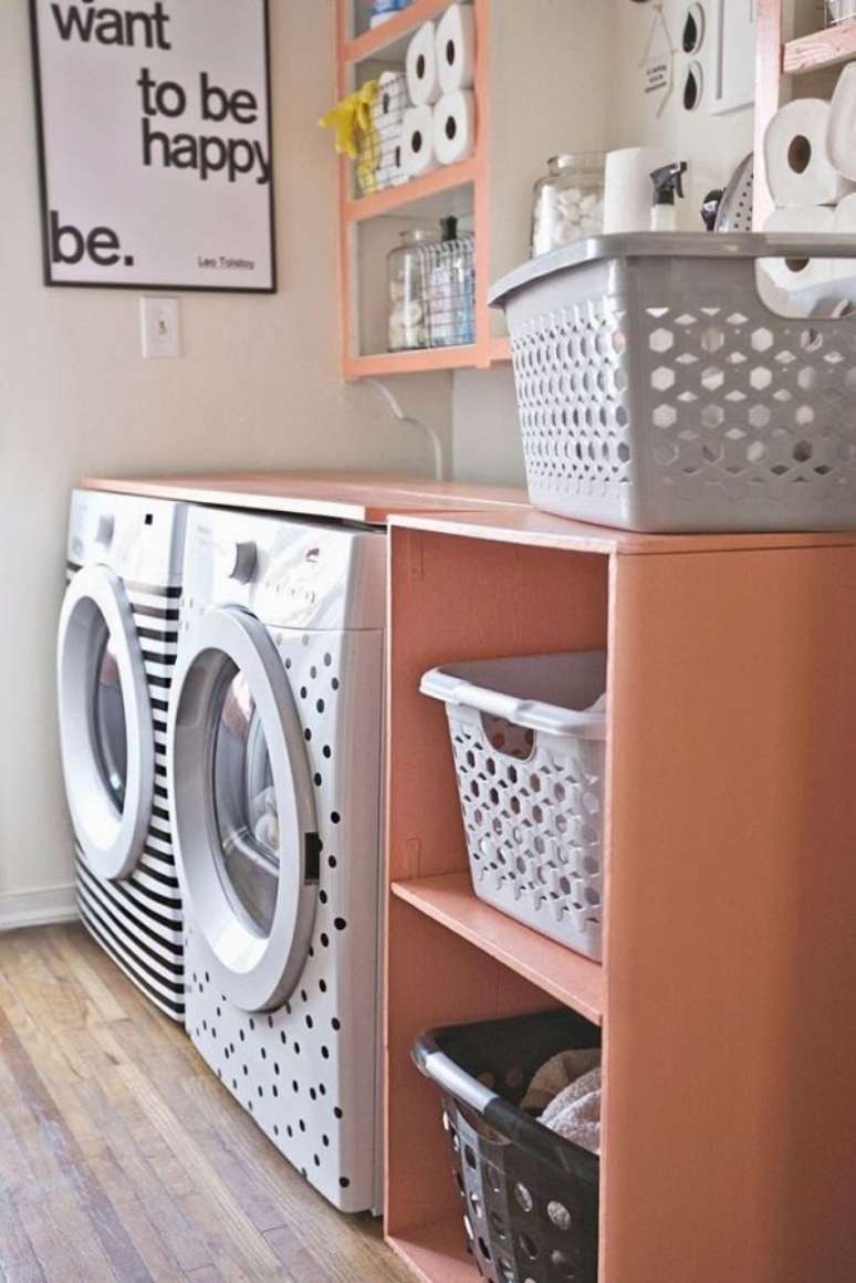 40. Os cestos ajudam na organização e os adesivos nas máquinas de lavar ajudam na decoração da área de serviço simples. Fonte: Pinterest