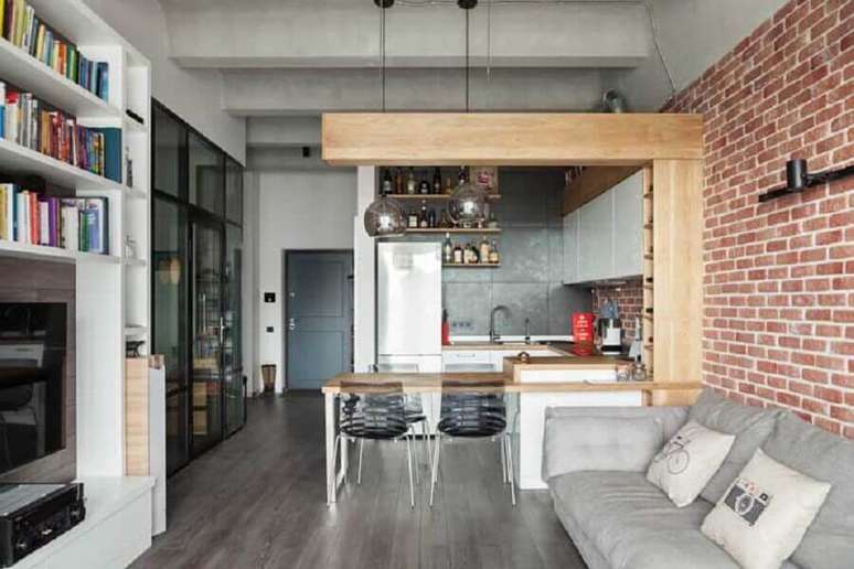 45. Parede de tijolinho e bancada de madeira para decoração de cozinha e sala integrada – Foto: Houzz