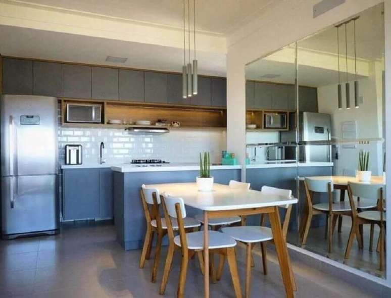 46. Parede espelhada para decoração de cozinha e sala de jantar integradas – Foto: F02 Arquitetura