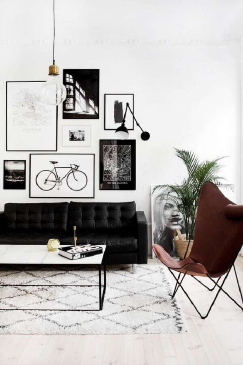 58. Poltrona marrom para decoração de sala preto e branca minimalista – Foto: We Heart It
