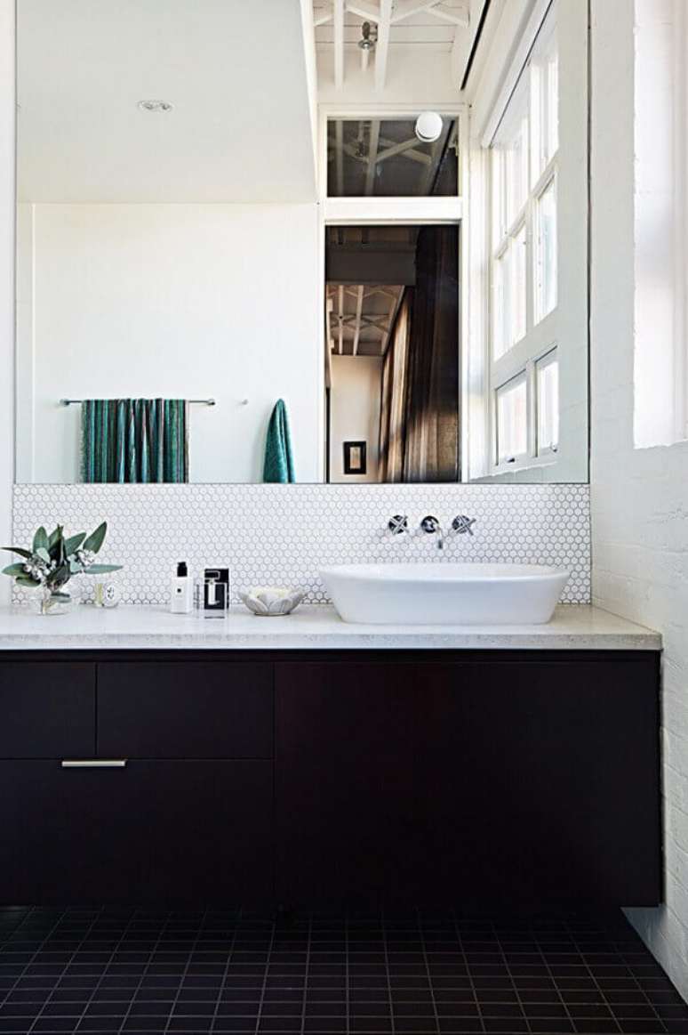 61. Revestimento hexagonal para decoração em preto e branco de banheiro planejado – Foto: Pinterest