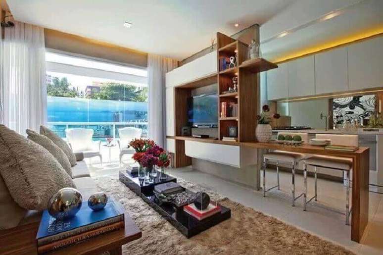 47. Bancada de madeira e tapete felpudo para decora&ccedil;&atilde;o de sala de estar e cozinha integradas &ndash; Foto: Pinterest