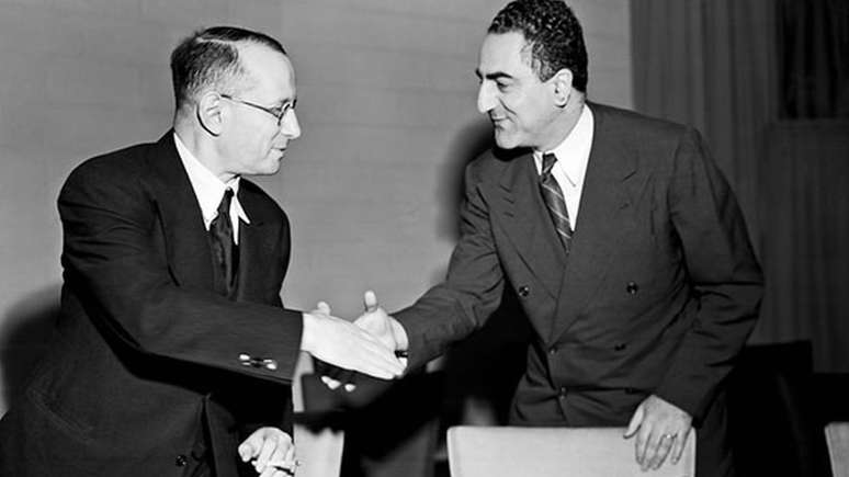 Representante da Uni&atilde;o Sovi&eacute;tica cumprimenta um dos redatores da Declara&ccedil;&atilde;o Universal, Charles Malik; documento &eacute; uma express&atilde;o de princ&iacute;pios de compromisso com os direitos humanos, e n&atilde;o uma lei em si pr&oacute;pria