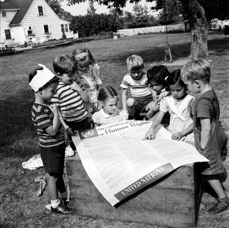 Crian&ccedil;as com um exemplar gigante da Declara&ccedil;&atilde;o; documento tem 30 artigos do "ideal comum a ser atingido por todos os povos e todas as na&ccedil;&otilde;es"