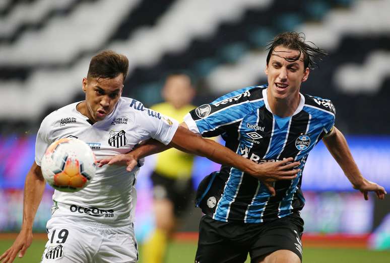 Com gol sofrido no fim, Santos empata com o Grêmio em Porto Alegre pela Libertadores
