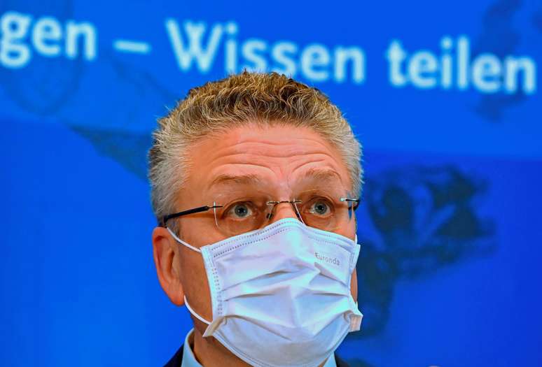 Lothar Wieler, presidente do Instituto Roberto Koch para doen&ccedil;as infecciosas, durante entrevista coletiva em Berlim
10/12/2020 Tobias Schwarz/Pool via REUTERS