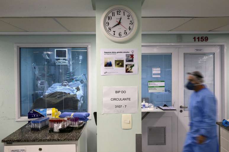 Profissional de saúde em UTI de hospital de Porto Alegre durante pandemia de coronavírus
19/11/2020 REUTERS/Diego Vara