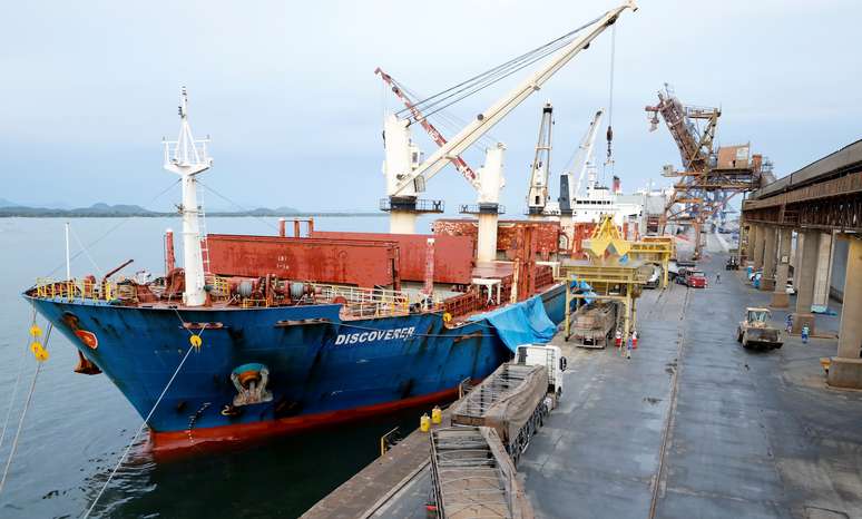 Navio Discoverer trouxe soja dos EUA em importação atípica feita pelo Brasil na entressafra.
REUTERS/Rodolfo Buhrer