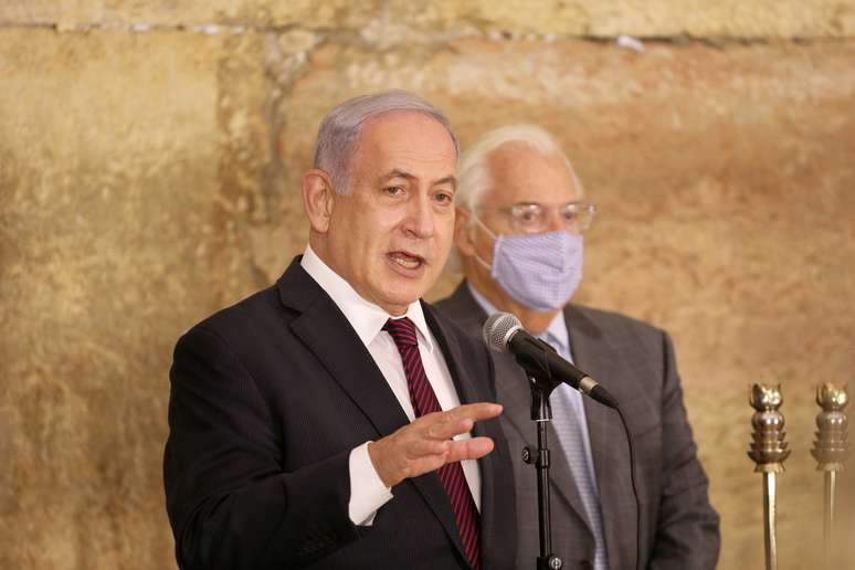 Premiê de Israel, Benjamin Netanyahu, e embaixador dos EUA em Israel, David Friedman, em cerimônia do Hanukkah em Jerusalém
10/12/2020
Emil Salman/Pool via REUTERS