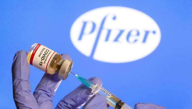 Restrição de vacina da Pfizer a alérgicos é medida preventiva, analisam especialistas