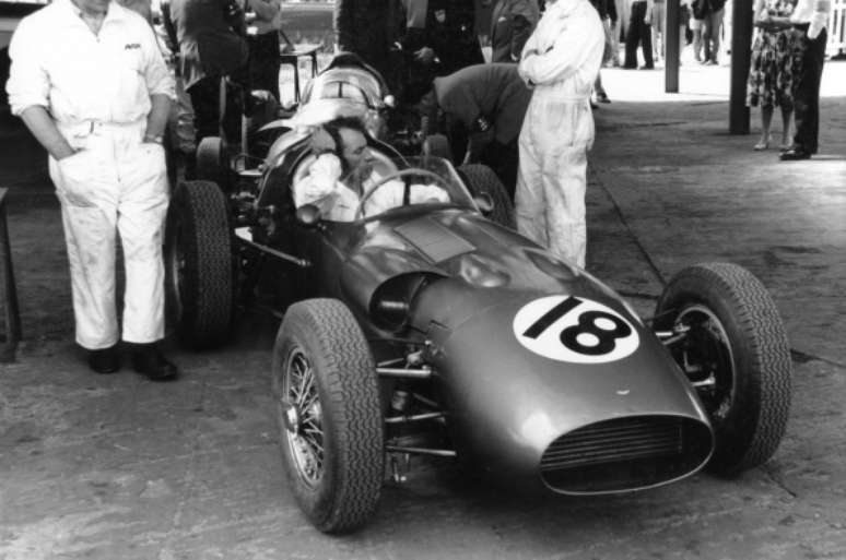 DBR5 5 com Salvadori nos boxes de Silverstone no GP da Gr&atilde;-Bretanha de 1960.