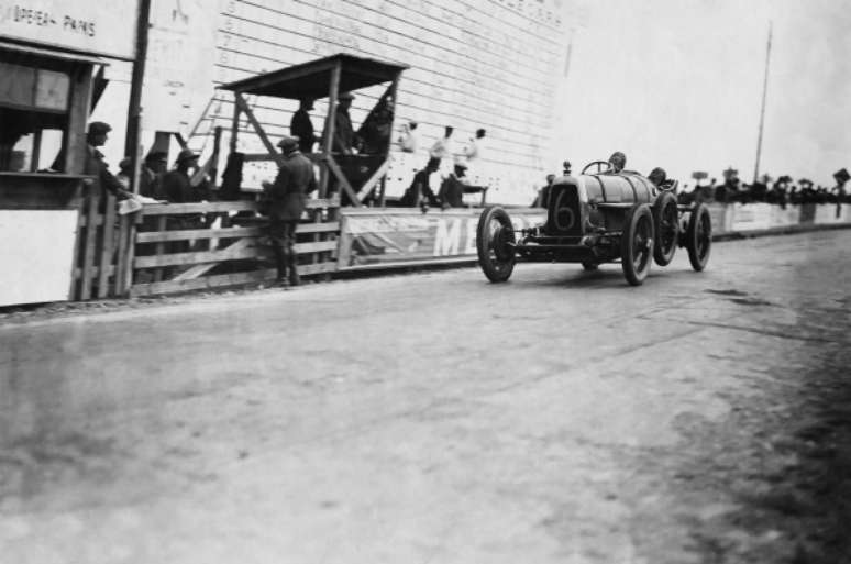 Aston Martin tem grande tradi&ccedil;&atilde;o nas pistas.