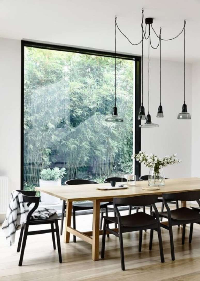 43. Inove na escolha do lustre industrial para a sala de jantar. Fonte: Pinterest